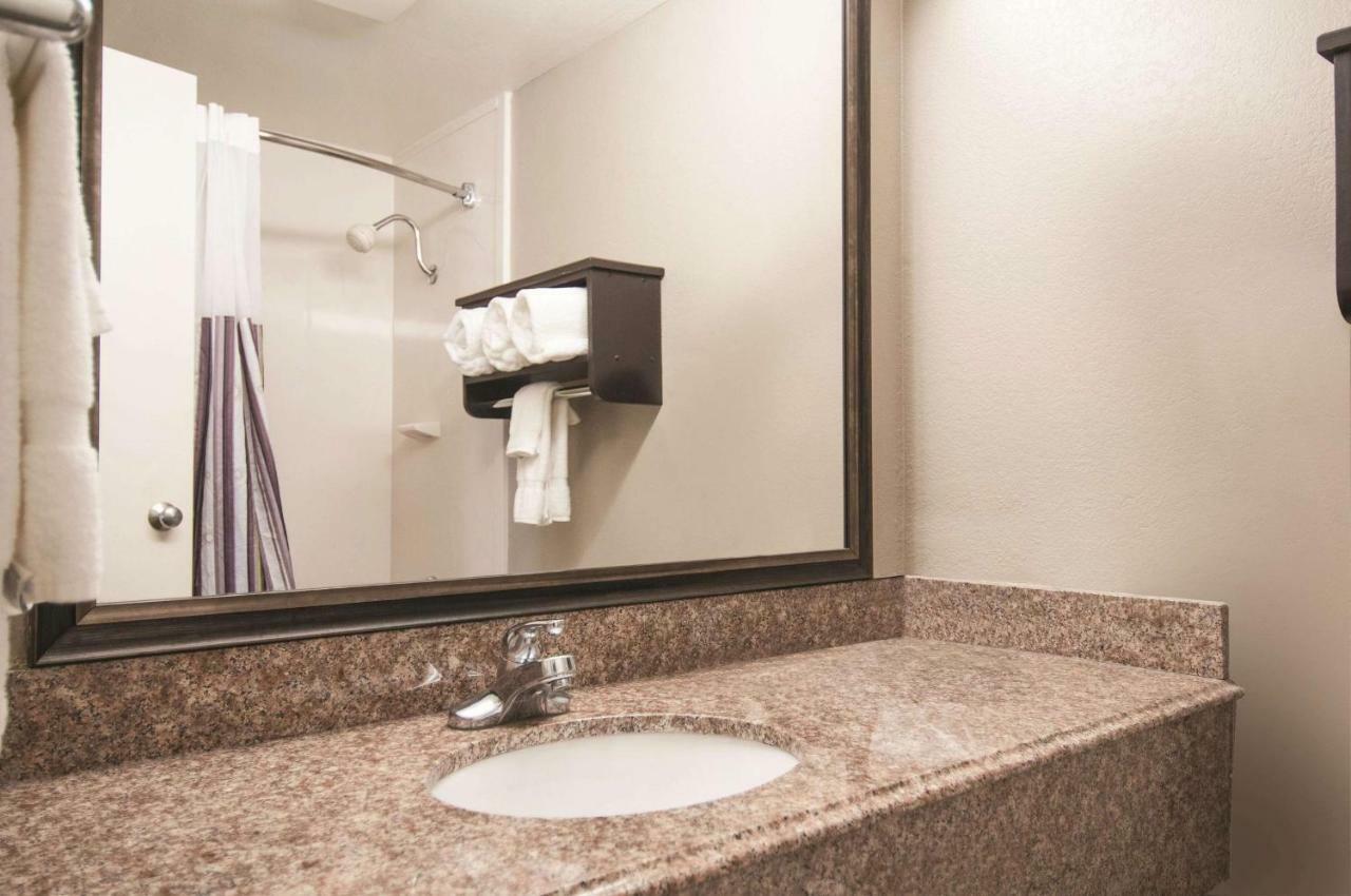 La Quinta Inn By Wyndham San Antonio Brooks City Base Exterior photo